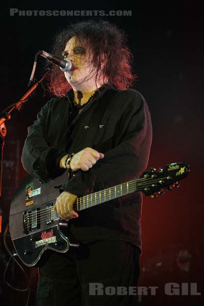 THE CURE - 2008-03-12 - PARIS - Bercy - Robert James Smith